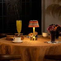 Lampe de table en aluminium simple sans fil rechargeable avec télécommande LED pour restaurant