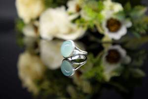 Bague élégante en argent sterling 925 faite à la main, ovale, en calcédoine aqua, sertie de pierres, bande fendue, bijoux de déclaration pour femmes, accessoire - Product Image 4