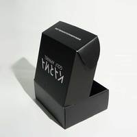Caja de Cartón Corrugado Plegable para Envíos con Logotipo Personalizado en Negro Mate con Relieve y Laminado Mate, Apta para Calcetines