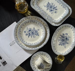 Service de vaisselle en porcelaine bleue à motifs floraux, style royal français élégant, assiettes et tasses en céramique, idéal pour restaurants, mariages, événements - Product Image 1