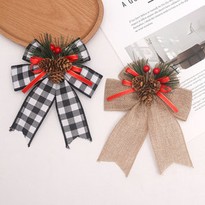 Ornement de Noël à suspendre pour sapin, nœud en ruban de velours et de toile de jute à carreaux, décoré de pommes de pin, baies rouges et aiguilles de pin - Product Image 4