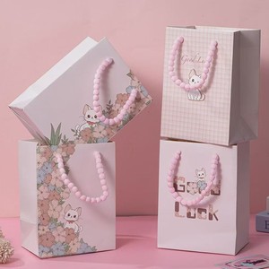 Sac cadeau Lucky Cat en papier avec poignée en perles pour emballage de cadeaux de fête d'anniversaire - Product Image 3