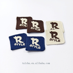 Écussons de tissu en <span class=keywords><strong>feutre</strong></span> de polyester avec logo brodé personnalisé Écusson brodé de t-shirts pour vêtements uniformes - Product Image 2