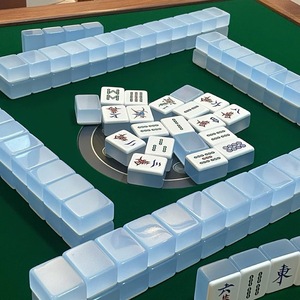 Jeu de Mahjong Pliable de Luxe XL en Acrylique Bleu Ciel, Durable et Écologique, Boîte de Rangement à 4 Couches (166/160 Pions), Jeu Viral pour Pique-nique et Fêtes de Filles - Product Image 2