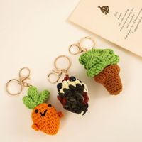 Porte-clés en forme de carotte en crochet tricoté, mignon, pendentif pour sac à dos, en fil Grass Dango, design anime d'Asie du Sud-Est, en métal tendance