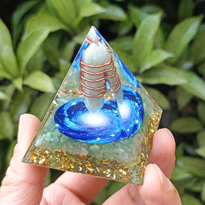 Pyramide en résine époxy avec pierres de cristal, ornement de bureau artisanal avec lumières, décoration d'aquarium, Green East Tomb Blue Vortex - Product Image 3