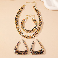 Ensemble de bijoux exagéré plaqué or 18 carats avec pendentif imprimé léopard, collier, bracelet, boucles d'oreilles et bague