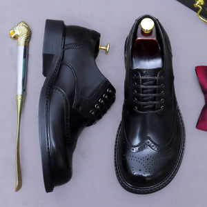 Zapatos de cuero formales retro con brocado grabado, hechos a mano de alta gama, con cordones, para hombre, estilo casual de negocios. - Product Image 2