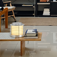 Lampe de table moderne avec abat-jour côtelé superposé, design à poteau vertical, lumière ambrée chaude, lampe de chevet, lampe de nuit, décoration de chambre à coucher, lampe de table pour hôtel