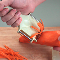5-in-1 multifunctionele keukenhulp met antislip handvat, handmatige fruit- en groenteschiller voor aardappelen, komkommers en meer.
