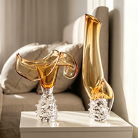 Vase en verre transparent minimaliste en forme de lys calla sculptural, avec base ronde en verre transparent solide, couleur ambre