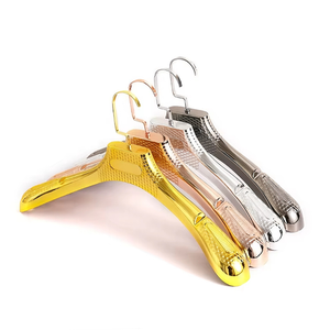 Appendiabiti in <span class=keywords><strong>Plastica</strong></span> Dorata Owentek con Spallina Larga, Logo Personalizzabile <span class=keywords><strong>per</strong></span> Negozi di <span class=keywords><strong>Abiti</strong></span> da Sposa e Abbigliamento - Product Image 1