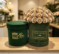 Boîtes cadeaux rondes en carton rigide vert velours avec logo en feuille d'or, matériaux recyclés, pelliculage mat, gaufrage floral