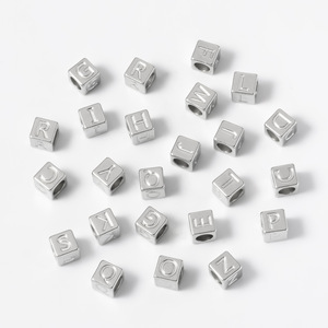 Cuentas de cubo alfabéticas |   Espaciadores de Letras Iniciales de Acero Inoxidable con Baño de Oro y Plata de 18K, 7*7MM, para Fabricación de Joyería, Pulseras y Collares - Product Image 5