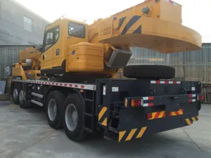 Truk derek dipasang mobil truk derek barang baru merek Tiongkok peralatan angkat 50 ton QY50KD