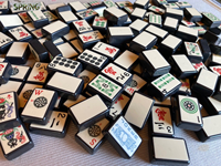 Tuiles de Mahjong en Acrylique Très Vendues, Incluant des Pions Joker, Motifs Colorés, Idéales pour les Soirées de Jeu Décontractées, Ensemble de Mahjong Américain