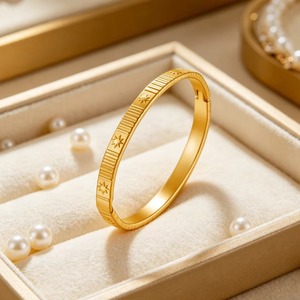 Bracelet manchette texturé en acier inoxydable gravé soleil et étoile, plaqué or/argent, style minimaliste, pour femme et jeune fille, idéal pour le quotidien et les anniversaires - Product Image 3