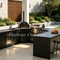 Cocina Exterior en Forma de U, Estación de Cocina Envolvente que Crea una Zona de Chef Dedicada para Preparación de Comidas sin Interrupciones en Patios Amplios