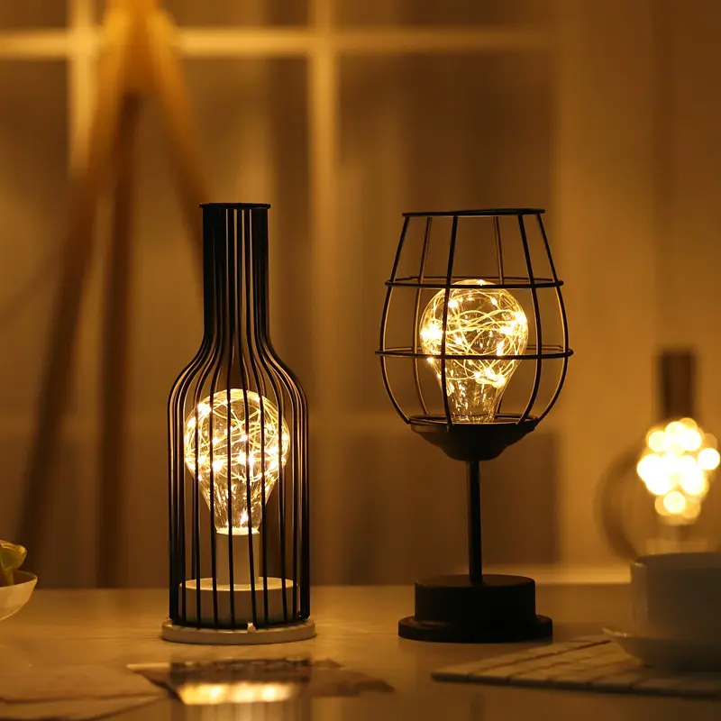 Lámpara de hierro con bombilla de alambre de cobre, botella de vino tinto, vasos, olla de encendido, luces nocturnas con forma de jarra dividida