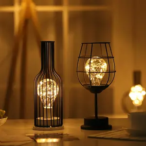 Eisen lampe mit Kupferdraht birne, Rotwein flasche, Gläser, Wecktopf, geteilte Krug form Nachtlichter