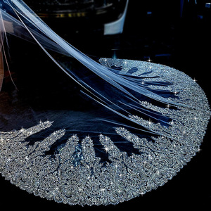 Velo de Novia Romántico al por Mayor, Largo Estilo Catedral de una Capa con Borde de Encaje, Color Marfil y con Peineta - Product Image 4