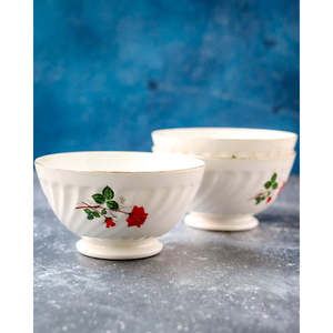 Ensemble de trois bols en porcelaine française avec décoration de roses rouges, pour le petit-déjeuner et les amuse-gueules, hauteur de 13,5 cm - Product Image 1