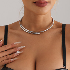 Bijoux transfrontaliers européens et américains Lumière métallique pour femmes Ins Style Collier ras du cou élégant - Product Image 3