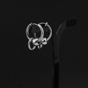 Boucles d'oreilles créoles géométriques plaquées argent au design de niche, en acier inoxydable, unisexe, bijoux de mode, vente en gros, collection 2026 à succès - Product Image 1