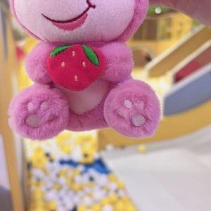 Figura <span class=keywords><strong>de</strong></span> oso rosa sentado <span class=keywords><strong>de</strong></span> dibujos animados, colgante <span class=keywords><strong>de</strong></span> peluche dorado/plateado para bolso, juguete lindo con fresa, llavero <span class=keywords><strong>de</strong></span> oso, muñeco. - Product Image 4