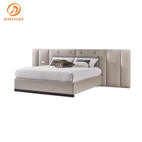 Lit double de style européen moderne avec tête de lit grande et douce en cuir ou en tissu