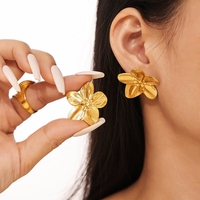 Boucles d'oreilles clous LT-F1221 en acier titane, motif floral géométrique irrégulier martelé et froissé, style vintage