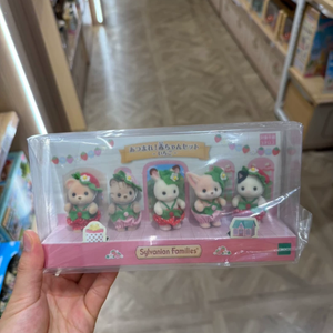 Calico Critters <span class=keywords><strong>Sylvanian</strong></span> Families Collection bébé sur le thème de la fraise, lot de 5 figurines miniatures, cadeau d'anniversaire à collectionner - Product Image 4