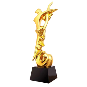 Trofeo in Cristallo K9 Inciso con Logo Personalizzato, Placcato in Oro, Artigianale, Stile Sportivo Moderno, Vendita all'Ingrosso - Product Image 2