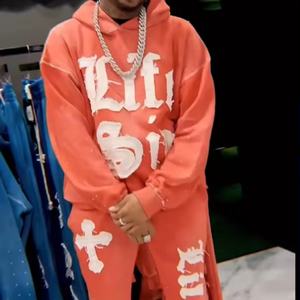 Conjunto de chándal de felpa para hombre con lavado ácido y efecto desgastado por el sol, con apliques, parches, bordados y pedrería, sudadera con capucha y pantalones de chándal con dobladillo sin rematar - Product Image 1