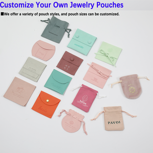 Pochette à bijoux personnalisée en microfibre grise avec bouton-pression, sac enveloppe doux pour bracelets, boucles d'oreilles et colliers - Product Image 6