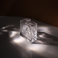 Flacon de parfum de luxe personnalisable en verre ondulé carré avec bouchon à vis, 100 ml, avec boîte d'emballage diffuseur à roseaux en soie, MOQ 100 pièces