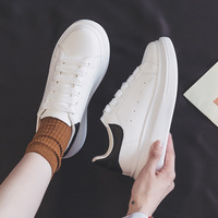 Nouvelles baskets blanches pour femmes, polyvalentes, à semelle épaisse et rehaussante, décontractées et tendance, style skate pour hommes et étudiants, souples et confortables.