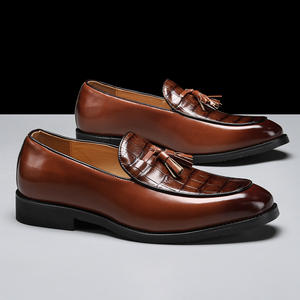 Mocasines británicos 9608-1 de PU con punta en pico y borlas para hombre joven, con suela de goma y logo grabado, ideales para oficina y carrera profesional. - Product Image 3