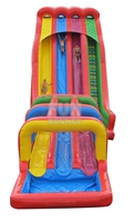 Tobogán multicolor para niños en el parque infantil