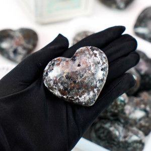 Натуральный камень с УФ-реакцией для исцеления и медитации, полированный кристалл, рукоделие, прямо от фабрики, иоперлит из пальмы сердца - Product Image 3