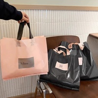 Sacs en plastique pour vêtements, sacs de boutique roses, sacs polyvalents pour l'emballage, sacs en plastique à poignée découpée