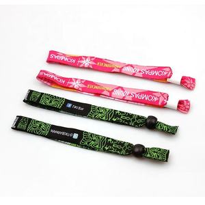 Bracelet en tissu jetable personnalisé avec logo de mode Bracelet promotionnel tissé pour événements, concerts et autres rassemblements - Product Image 3