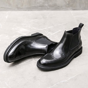 Bottes mi-mollet pour hommes, style rétro classique, en PU à semelle épaisse, avec décorations gravées, pour l'automne et l'hiver - Product Image 3