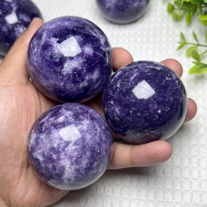 ลูกบอลหินเลพิโดไลต์สีม่วงธรรมชาติ ขัดเรียบเนียนเป็นทรงกลม พร้อมสีลาเวนเดอร์อ่อนๆ - Product Image 1