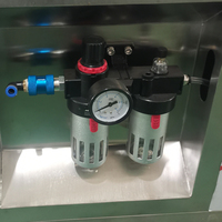 Machine de remplissage et de bouchage de poches souples avec alimentation par trémie optionnelle pour matériaux pâteux et remplissage servo-assisté
