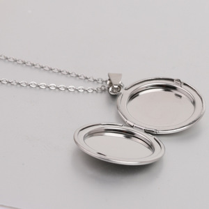 Collier médaillon rond doré 27 mm en acier inoxydable, pendentif ouvrable pour usage quotidien - Product Image 2