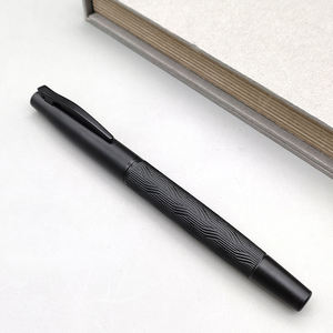 Penna Stilografica di Lusso in Metallo Nero con Incisioni a Righe, Cappuccio Personalizzato, Penna con Logo Personalizzato per Promozioni - Product Image 2