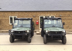 Véhicule utilitaire compact John Deere Gator XUV 835M, robuste, automatique, 250cc, fiable pour l'agriculture, certifié CEE, à vendre - Product Image 4