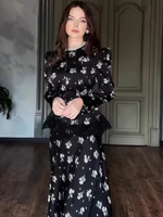 Ensemble deux pièces tendance 2025 pour femme : jupe taille haute ajustée à motifs floraux et blazer élégant de style occidental pour l'automne