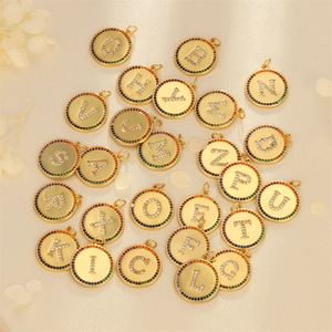 Breloques rondes dorées avec initiales et bordure en pierres précieuses arc-en-ciel, pendentifs lettres A B C, bijoux - Product Image 4